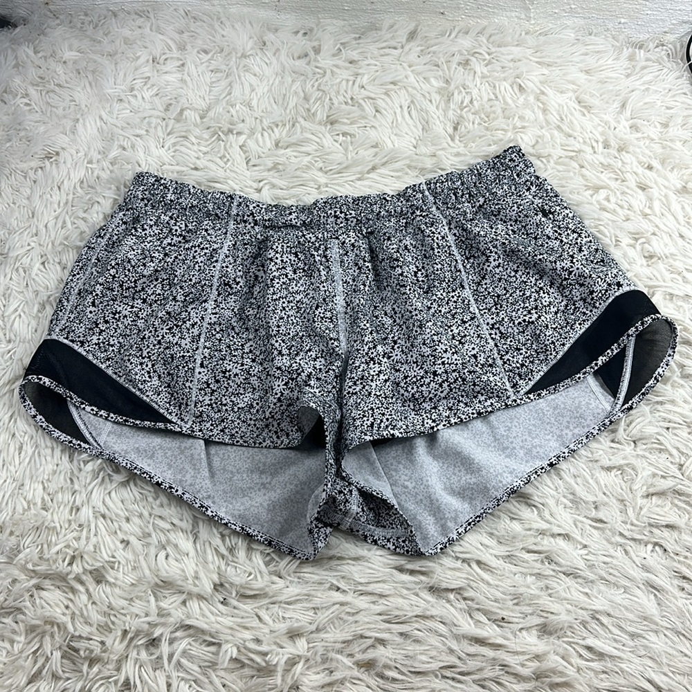 Lululemon Hotty Hot Short II *2.5" Ditsy Daisy White Black / Black